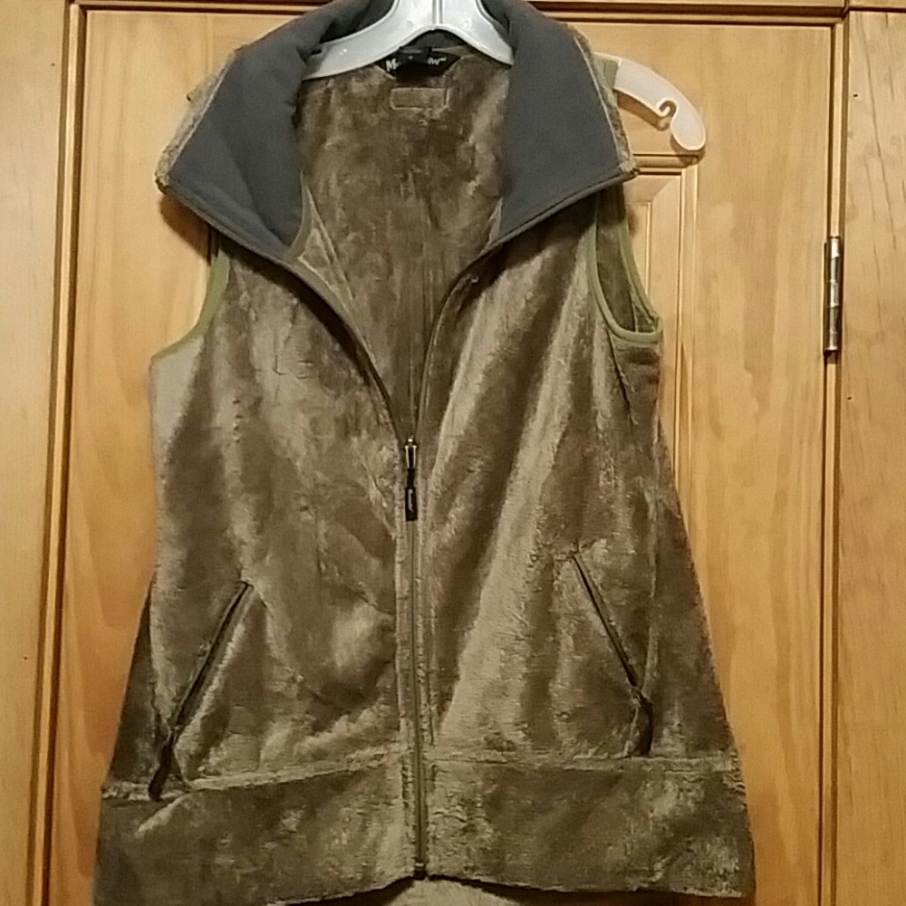 MOOSEJAW green furry vest SIZE M